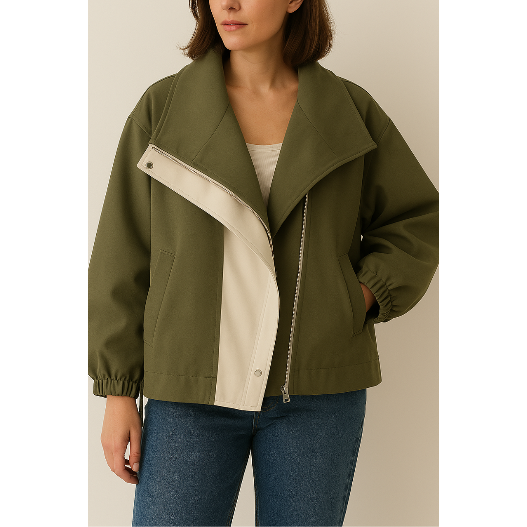Trendy oversize damejakke med hætte. Moderne farveblok design og løs pasform for komfortabel stil.
