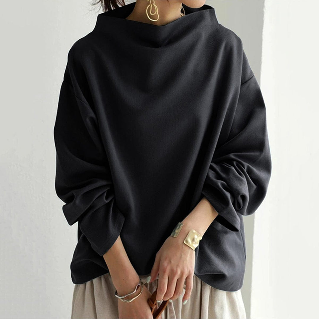 Komfortabel dame sweatshirt med høj hals og oversize pasform i klassisk blå til hverdag og afslapning.