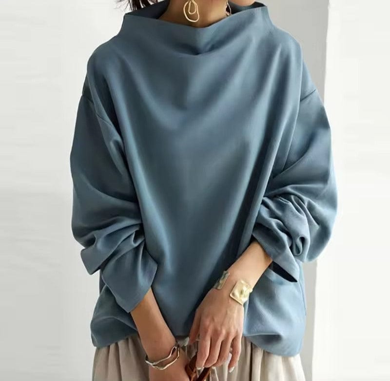 Hvid oversize trøje til kvinder med høj hals, elegant og moderne for en afslappet, stilfuld look.