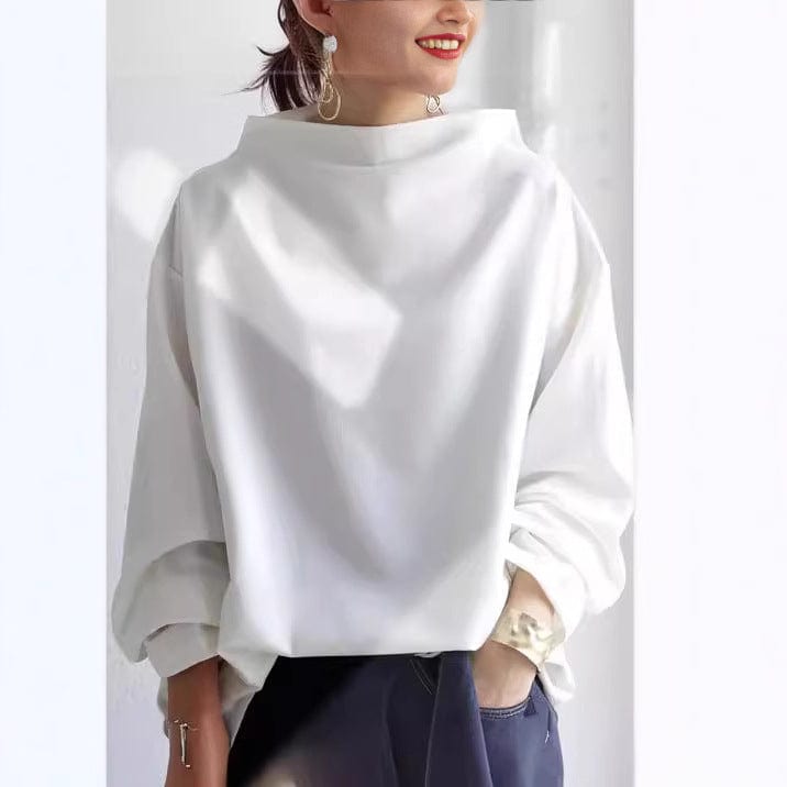 Model i blød, komfortabel dame oversize sweatshirt med høj hals, ideel til en minimalistisk garderobe.