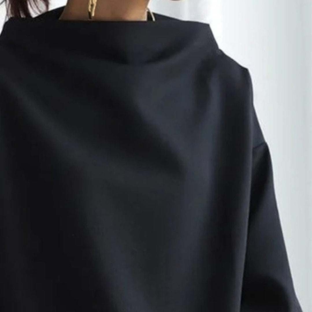 Nærbillede af den høje hals på en sort oversize sweatshirt til damer, der udstråler varme og stil.