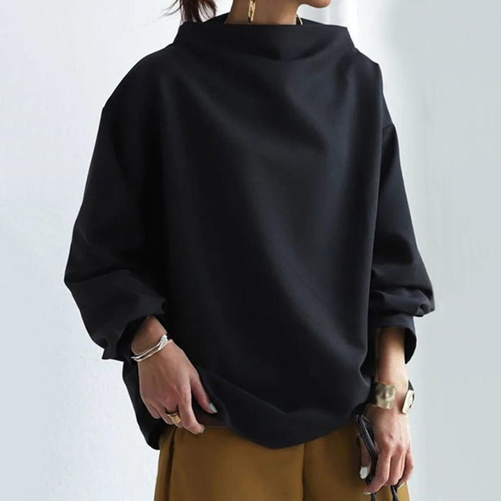 Stilfuld dame sweatshirt med løs pasform og høj hals i tidløs sort, perfekt til komfortabelt hverdagsbrug.
