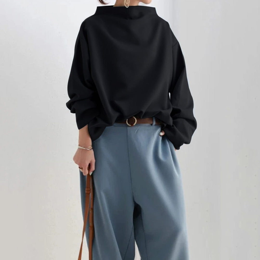 Afslappet blå dame sweatshirt med høj hals og oversize snit, giver ultimativ komfort og moderne stil.