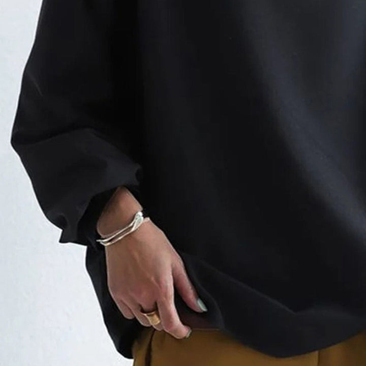 Hvid oversize sweatshirt til kvinder med høj hals, essentiel for en komfortabel og stilfuld minimalistisk look.