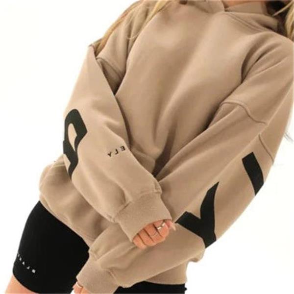 Trendy dame hoodie med markant grafisk print. Den oversized pasform sikrer både stil og komfort.