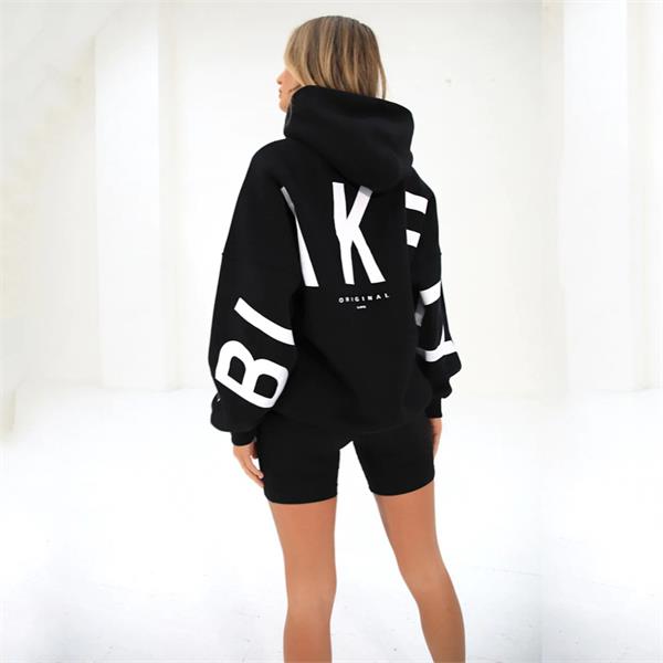 Afslappet damehoodie med moderne grafisk print, en komfortabel oversized hættetrøje til streetwear.