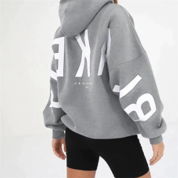 Blød dame hoodie med grafisk kunst og en behagelig oversized pasform. En must-have til din garderobe.
