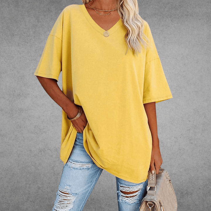 Dame v-hals t-shirt, oversized pasform. Perfekt til et afslappet, moderne look.