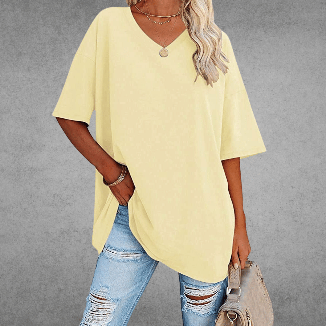 Komfortabel dame t-shirt med v-hals og oversized snit. Ideel til sommer.