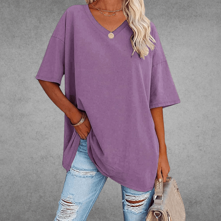 Afslappet dame t-shirt med v-hals. Oversized, moderne stil til hverdag & sommer.