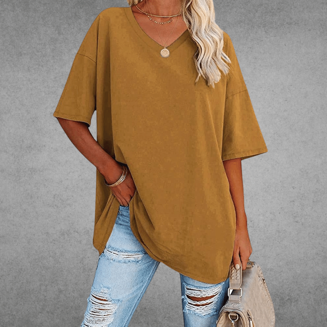 Sommertøj: Moderne dame t-shirt med v-hals. Afslappet oversized pasform.