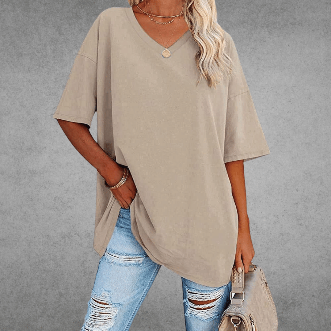 Blød og stilfuld dame oversized t-shirt med v-hals. Komfortabelt hverdagstøj.