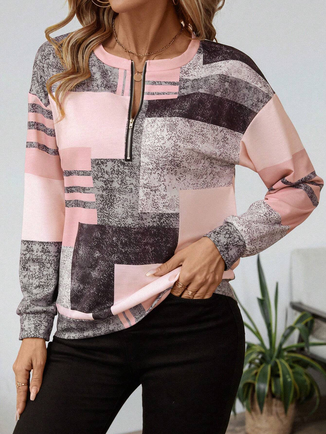 Dame patchwork bluse med lynlås, langærmet og komfortabel til en moderne hverdagsstil.