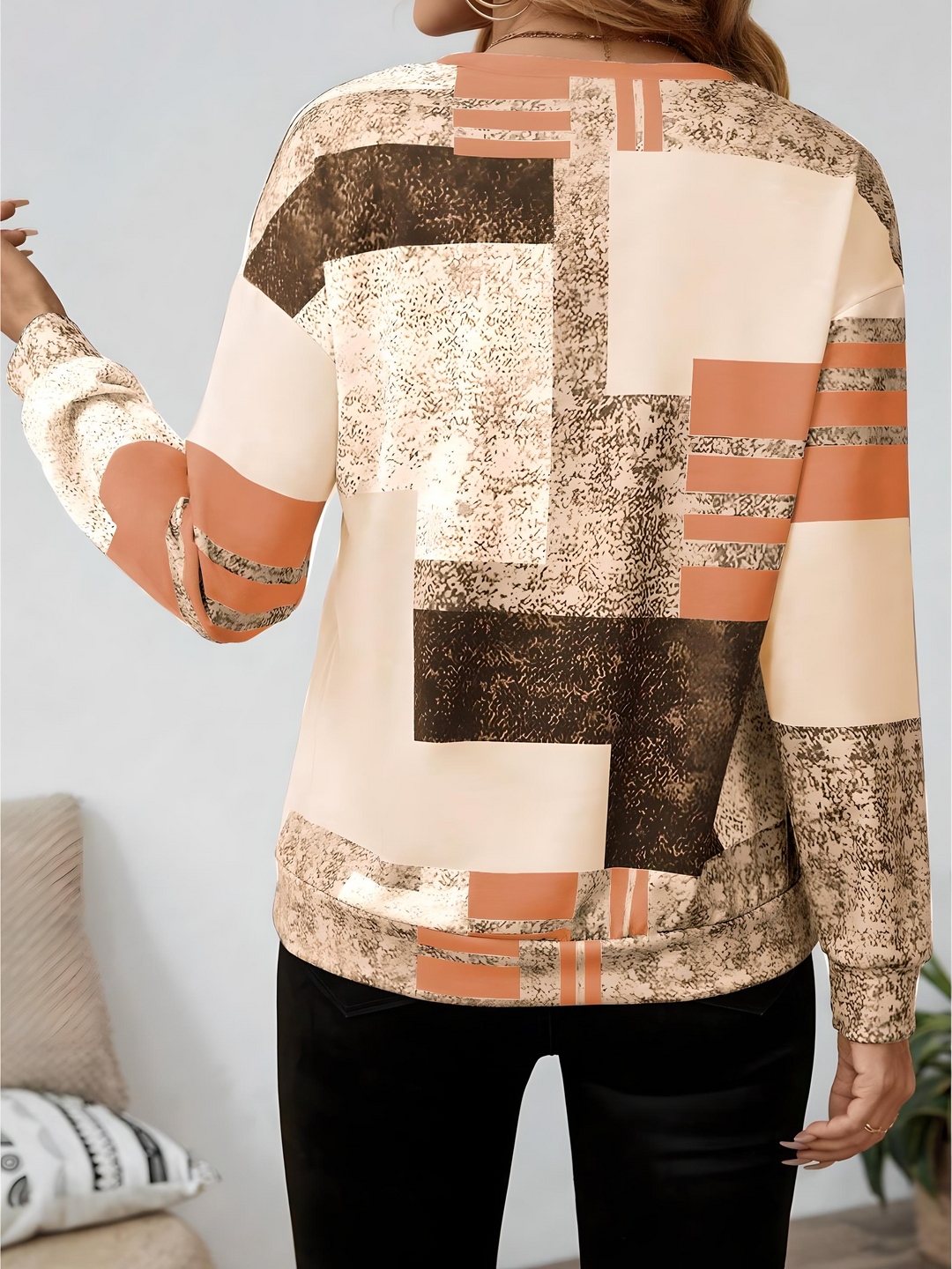 Damebluse med patchwork design og lynlåslukning, komfortabel og langærmet overdel.