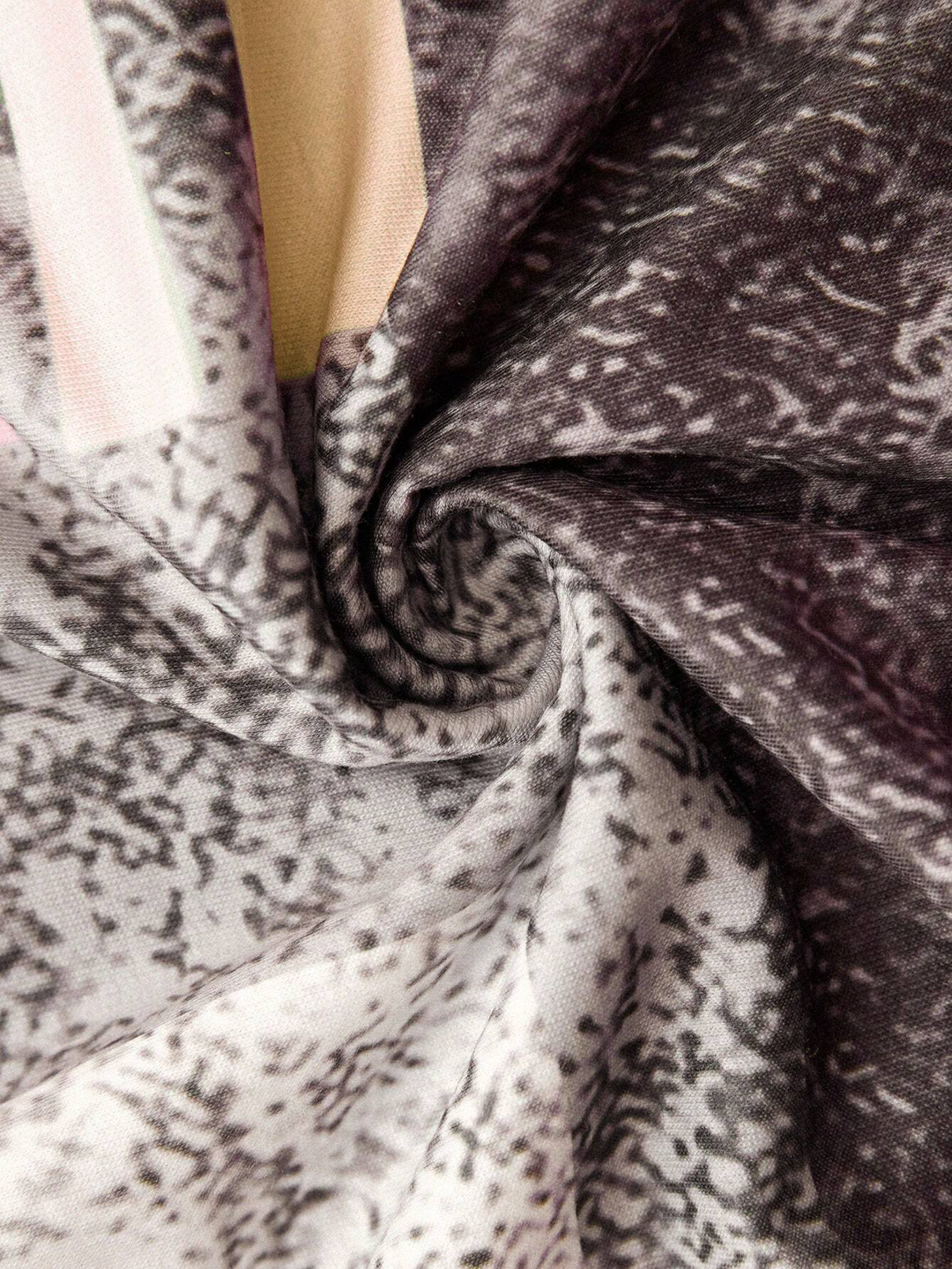 Langærmet dame patchwork bluse med lynlås, perfekt som overdel i hverdagsstilen.