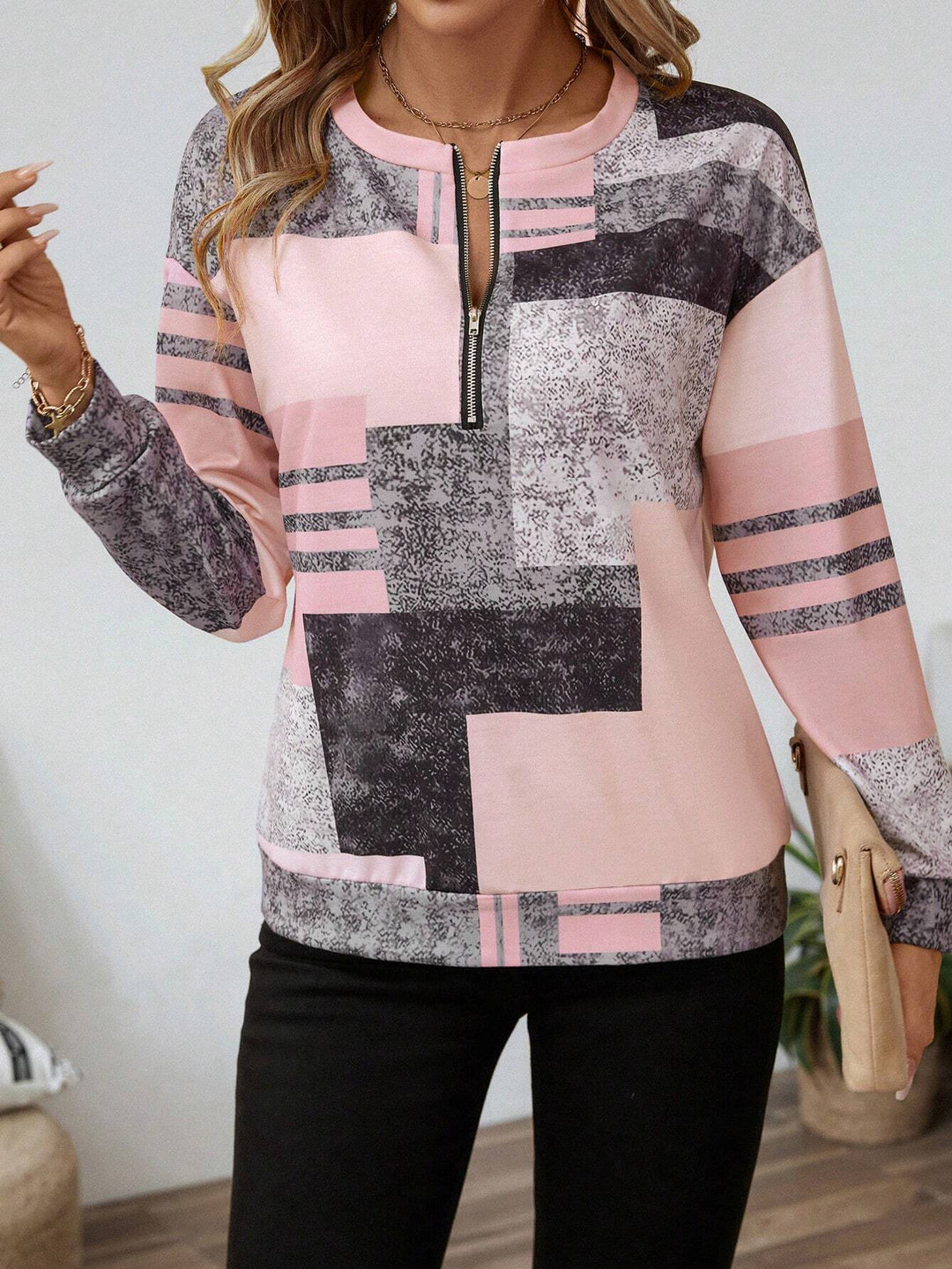 Praktisk dame lynlåsbluse i patchwork design, perfekt til afslappet hverdagsstil.