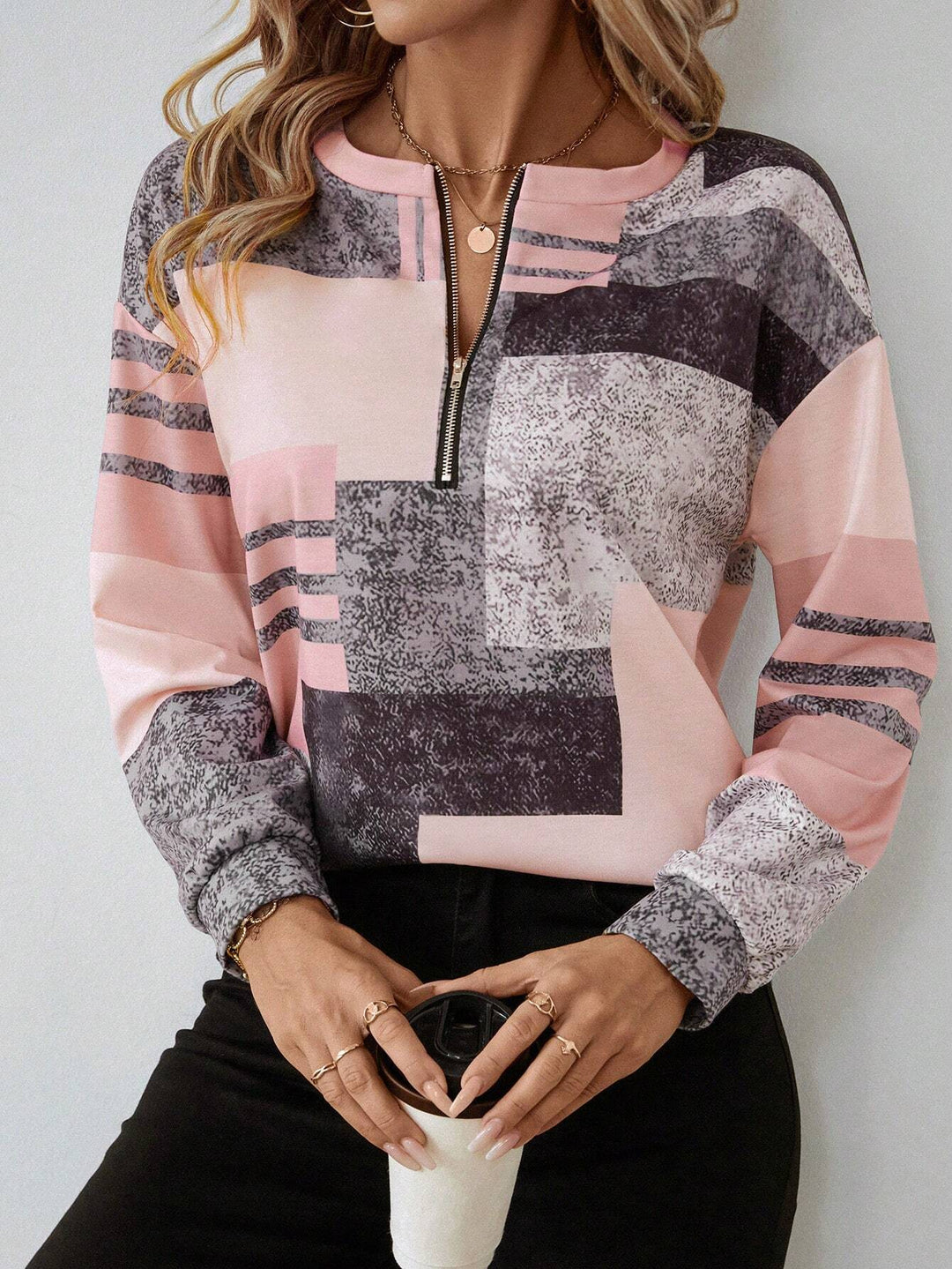 Blød og komfortabel dame patchwork overdel med lynlås, ideel til hverdag.