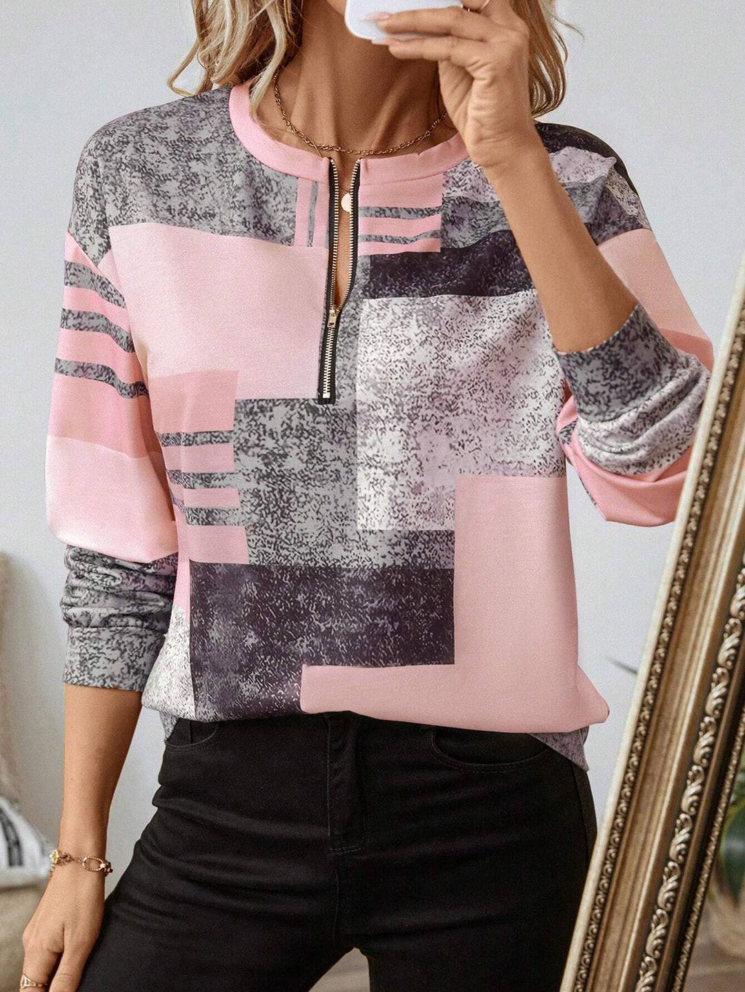 Trendy damebluse med patchwork og lynlås, moderne og afslappet look for kvinder.