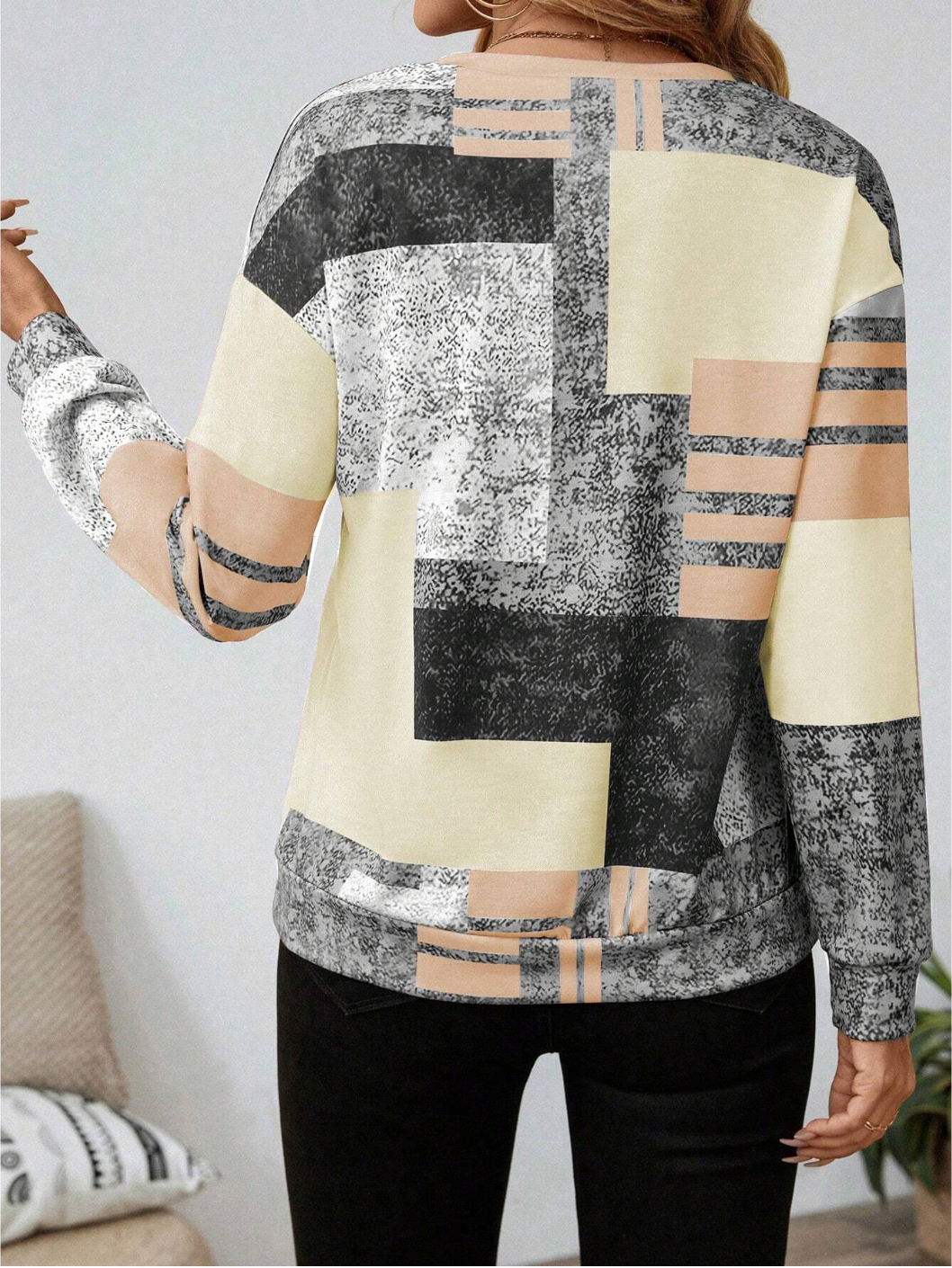 Nærbillede af dame patchwork bluse med lynlås, viser tekstur og moderne farver.