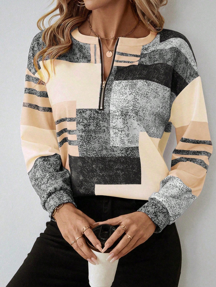 Model iført moderne dame patchwork bluse med lynlås, perfekt til hverdagsstil.