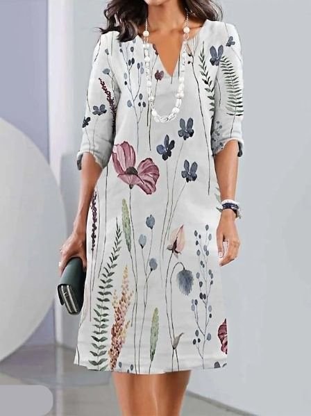 Elegant plus size blomstret tunika kjole med V-udskæring i et flatterende a-snit.