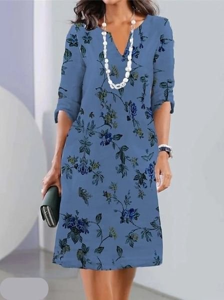 Sommerlig plus size blomstret hverdagskjole til damer med elegant V-udskæring.