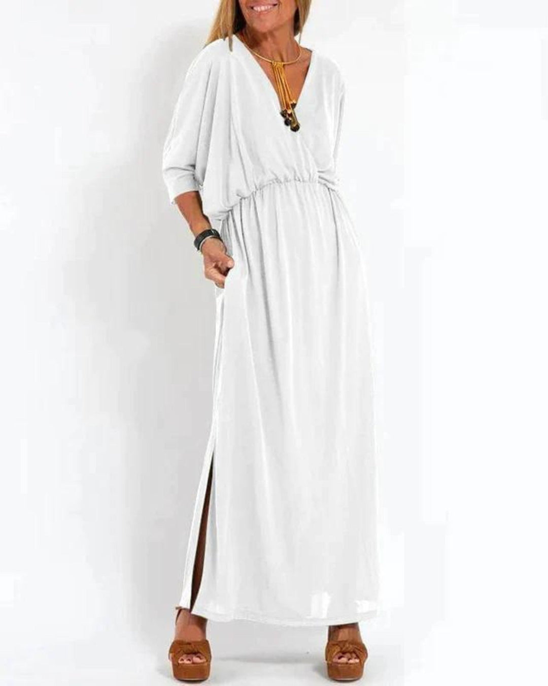 Elegant lang plus size sommerkjole med løs pasform. Ideel som flatterende hverdagskjole eller festkjole.