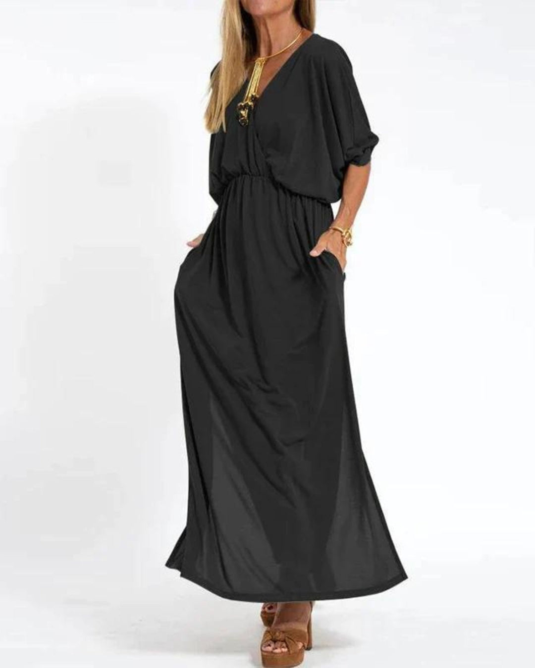 Model i flatterende plus size maxikjole med løs pasform. En bekvem damekjole, perfekt til sommer og fritid.