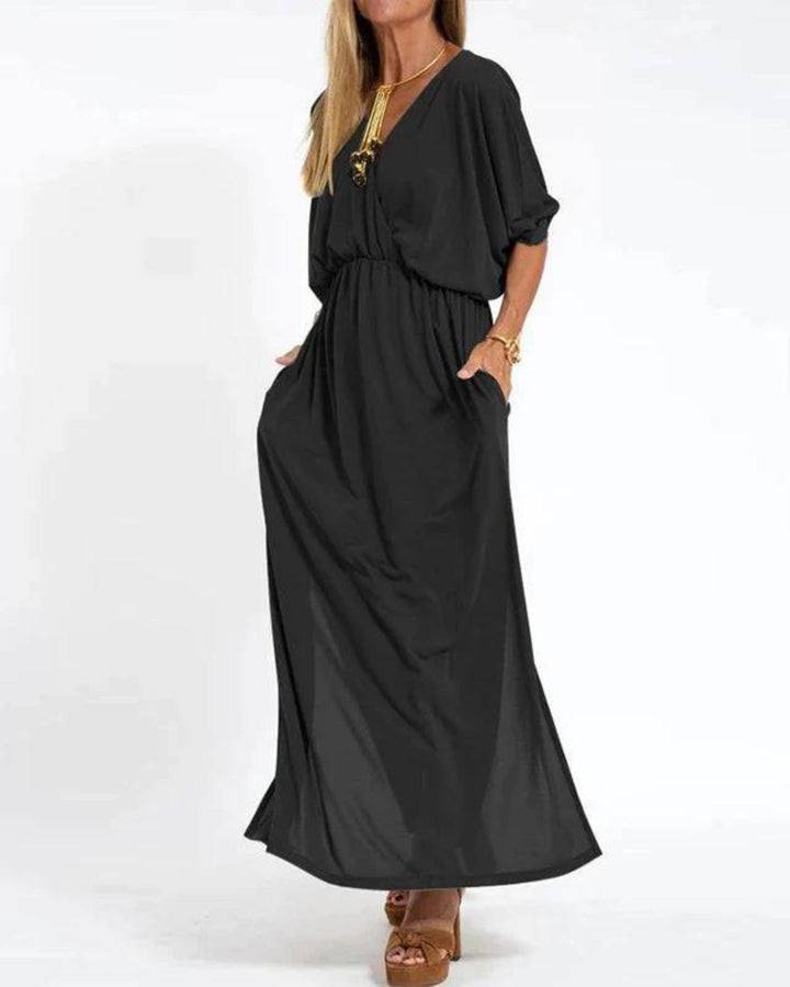 Model i flatterende plus size maxikjole med løs pasform. En bekvem damekjole, perfekt til sommer og fritid.