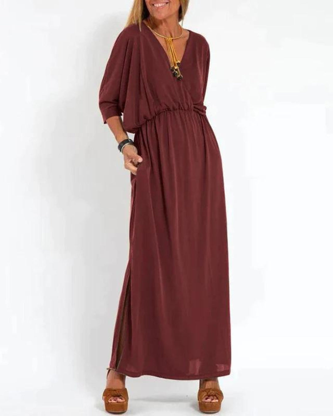 Lang plus size damekjole med løs pasform og elegant fald. Perfekt som hverdagskjole, sommerkjole eller til fest.