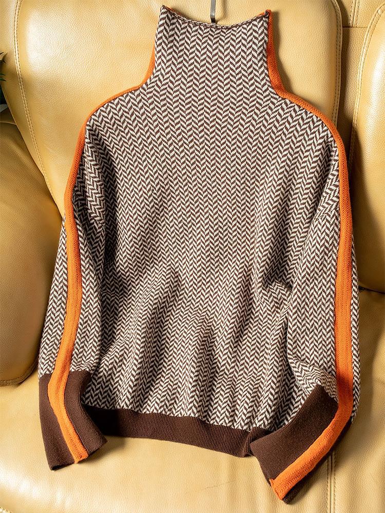 Afslappet dame sweatshirt med rullekrave og trendige orange og grønne striber. En mode overdel til efterår.