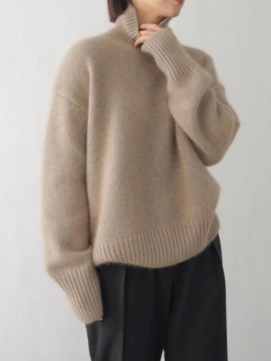 Alsidig dame rullekravetrøje. Den perfekte top til at klæde sig op eller ned; elegant og komfortabel.