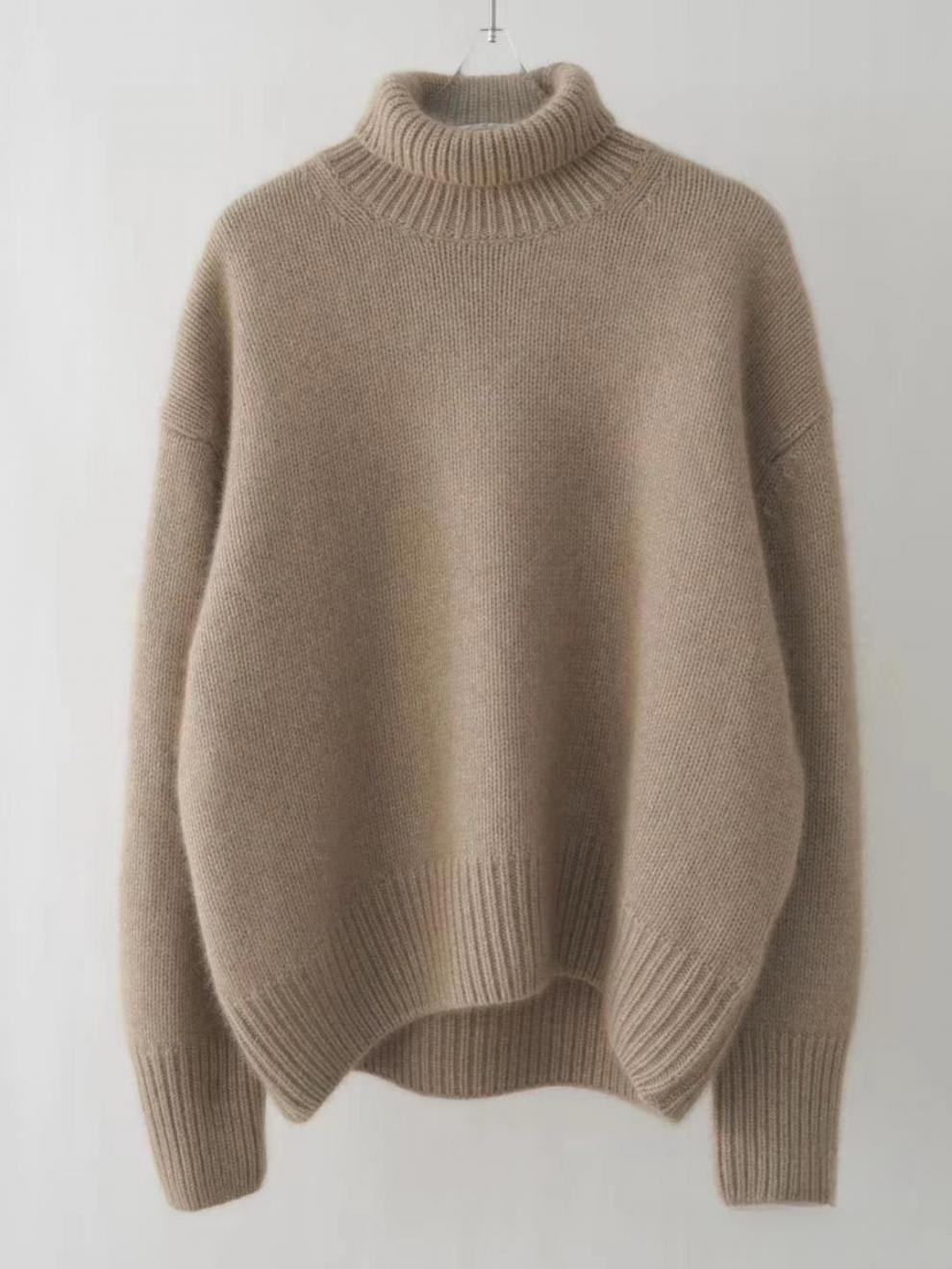 Lun og behagelig dame rullekravetrøje. Varm top i blødt materiale, perfekt til kølige dage og aftenbrug.
