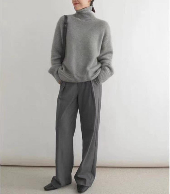 Moderne dame rullekravetrøje med et tidløst snit. Komfortabel top til et elegant og stilrent look.