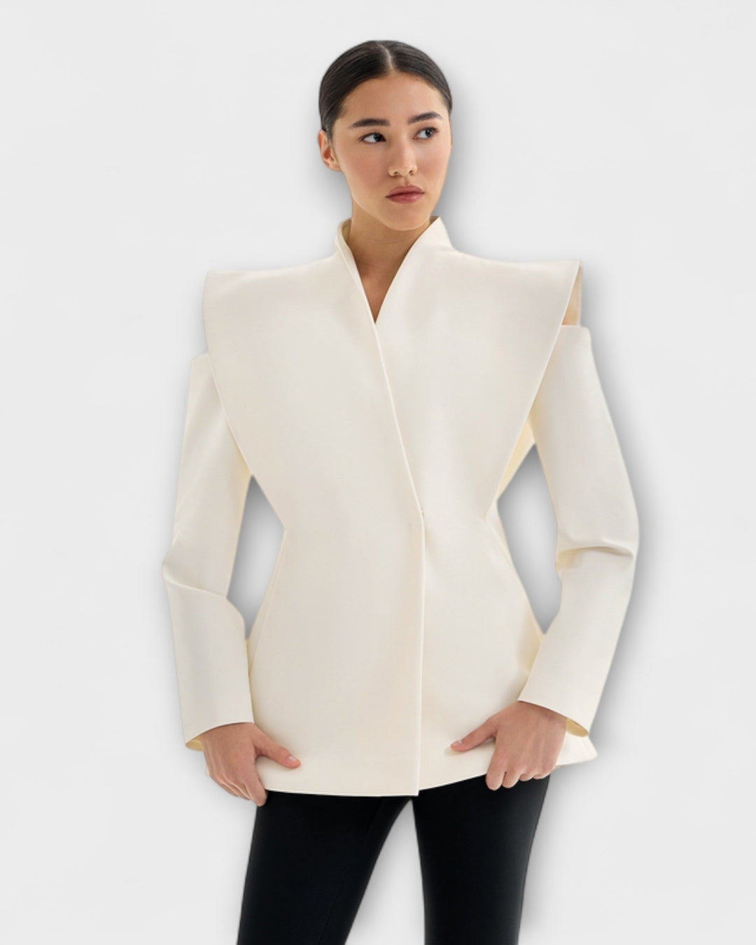 Dame skulder blazer i klassisk design fra Norgaard København. Elegant og skulpturel for tidløs stil.
