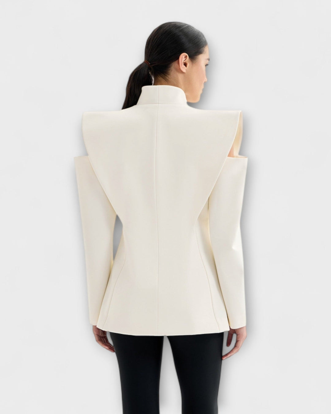 Eksklusiv dame blazer med skulpturelle skuldre. Perfekt til en elegant og professionel fremtoning.