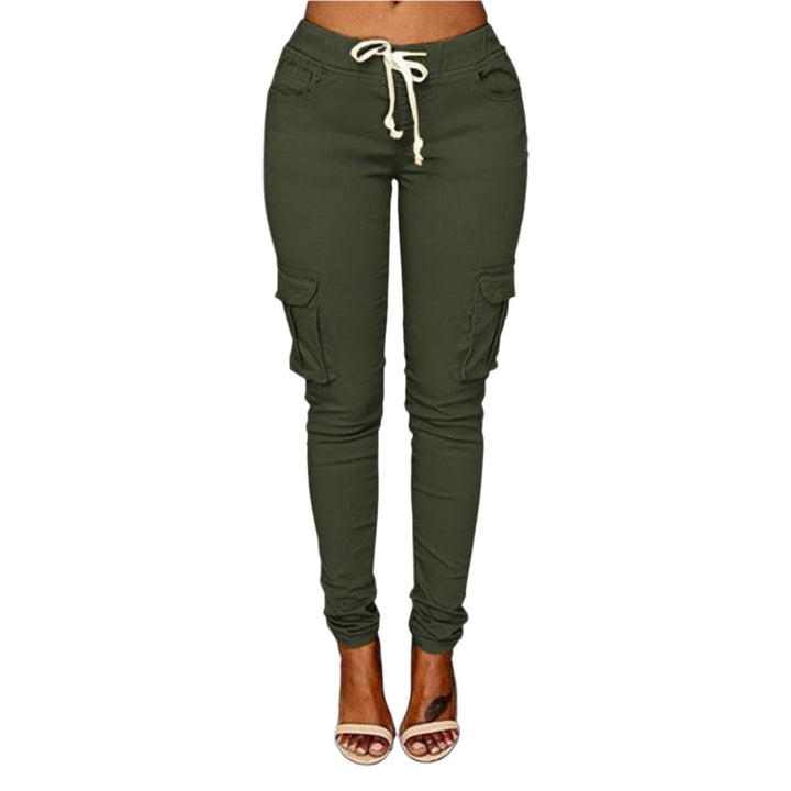 Kvinders slim fit cargobukser med snøre, mange lommer og justerbar talje. Moderne design.