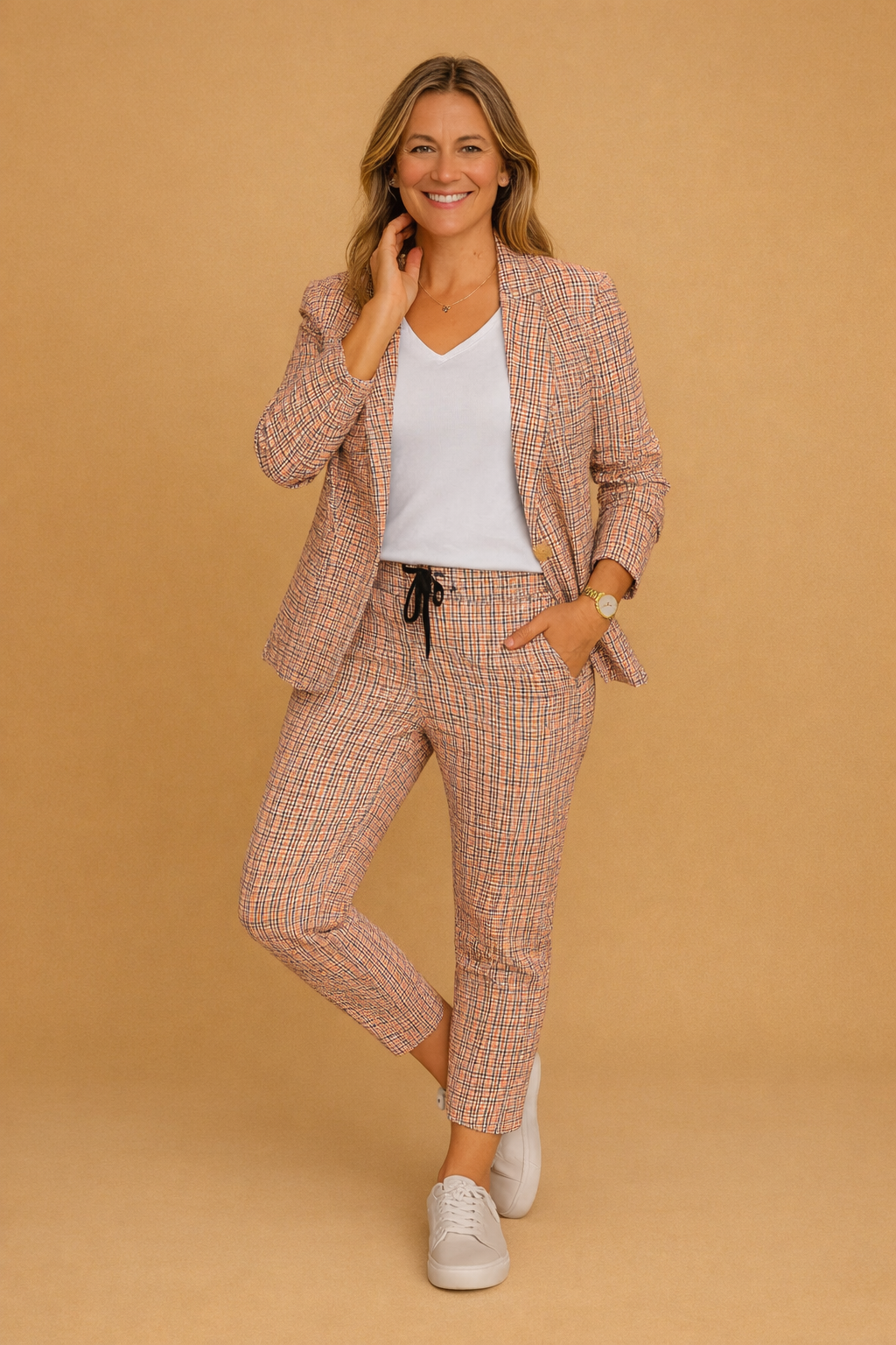 Dame smart-casual todelt sæt med stilfuld jakke og matchende bukser, perfekt til kontor og fritid.