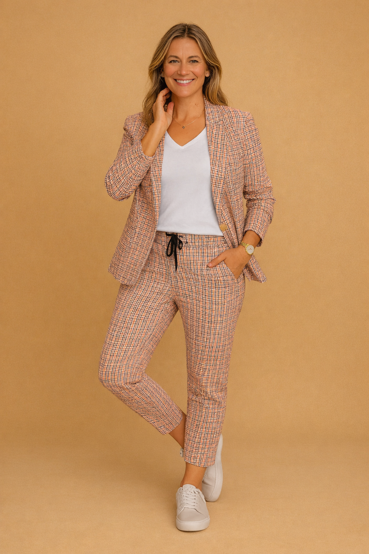 Dame smart-casual todelt sæt med stilfuld jakke og matchende bukser, perfekt til kontor og fritid.
