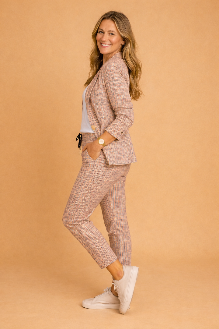 Gråt dame todelt sæt med smart-casual jakke og bukser for en stilfuld og alsidig garderobe.