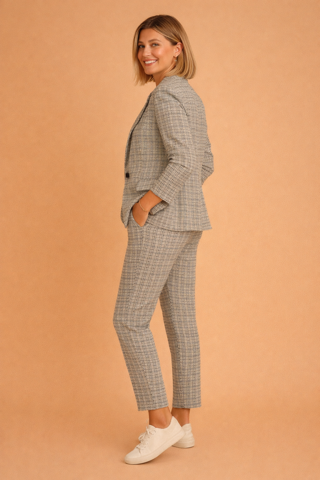 Komfortabelt dame smart-casual sæt med jakke og bukser, ideelt til modebevidste kvinder på kontoret og i fritiden.