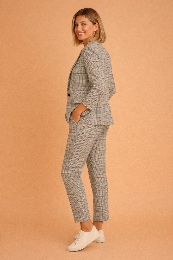 Komfortabelt dame smart-casual sæt med jakke og bukser, ideelt til modebevidste kvinder på kontoret og i fritiden.