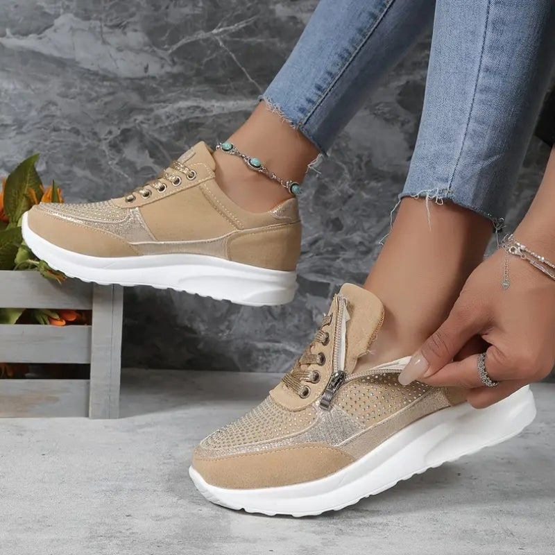 Nærbillede af dame sneaker med elegant rund snude og synlig, praktisk sidelås. Komfortsko i urban stil.
