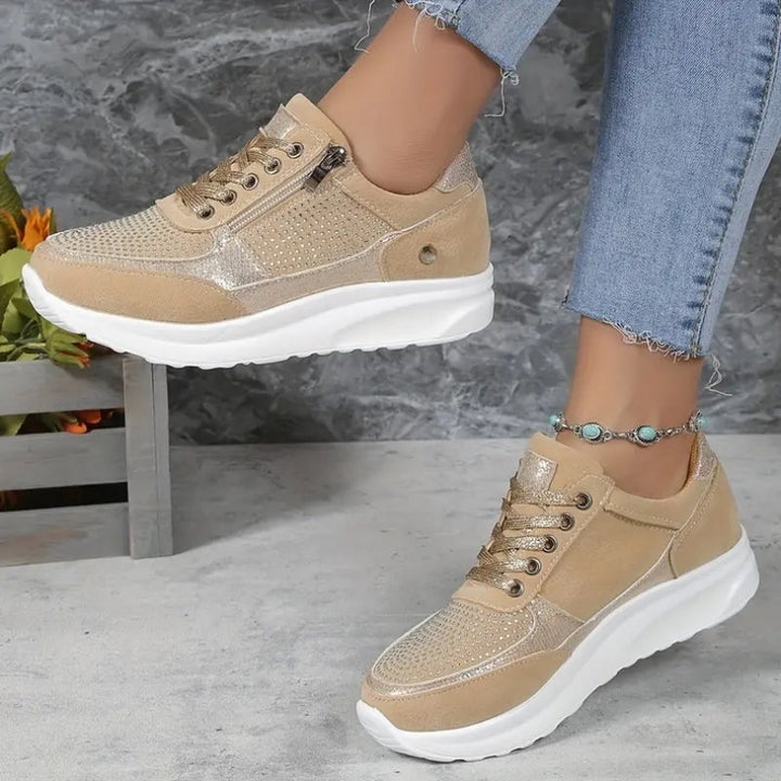 Dame sneakers, som giver komfort til hele dagen. Med rund snude og lynlås for en behagelig pasform.