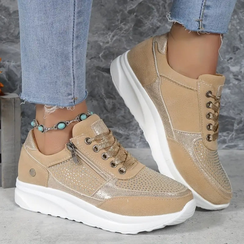 Stilrene dame sneakers med rund snude og praktisk lynlås. Letvægt og skridsikre til den urbane kvinde.