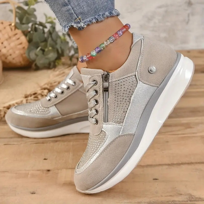 Komfortable dame sneakers med rund snude og sidelås. Moderne, letvægts og skridsikre til hverdag.