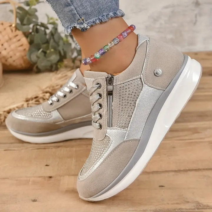 Komfortable dame sneakers med rund snude og sidelås. Moderne, letvægts og skridsikre til hverdag.