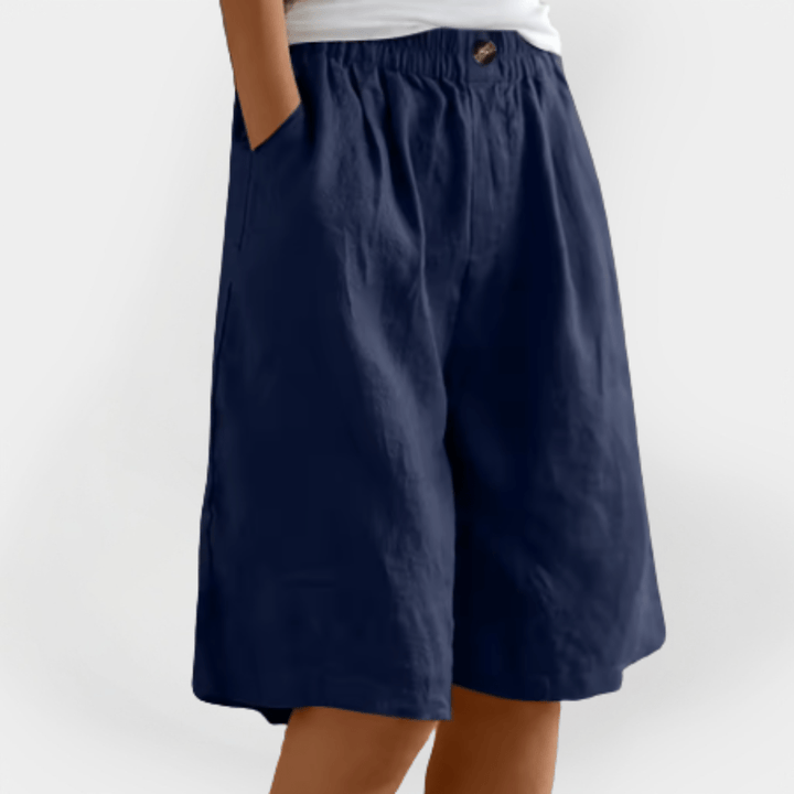 Nærbillede af de komfortable dame sommer shorts' elastiske talje, der sikrer en løs og behagelig pasform.
