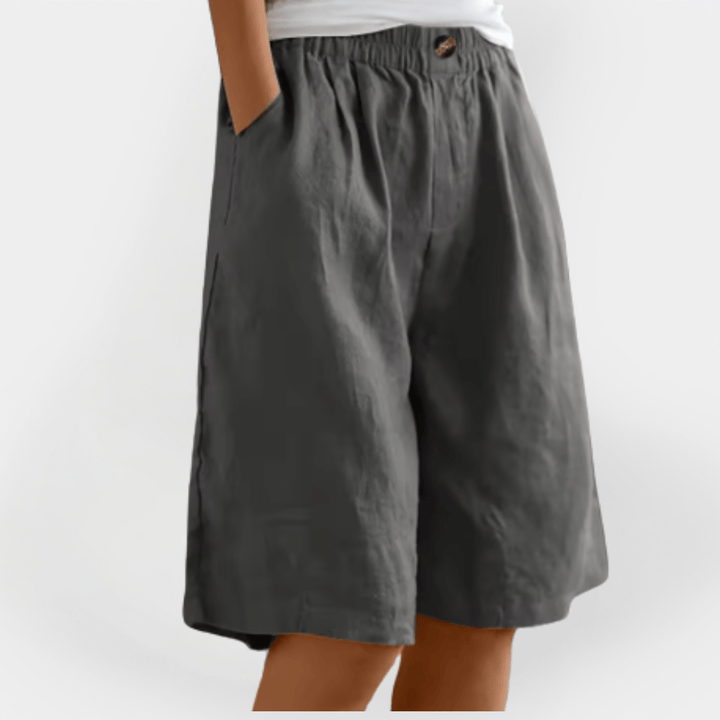 Model iført dame sommer shorts, der viser den afslappede løse pasform og moderne sommerstil.