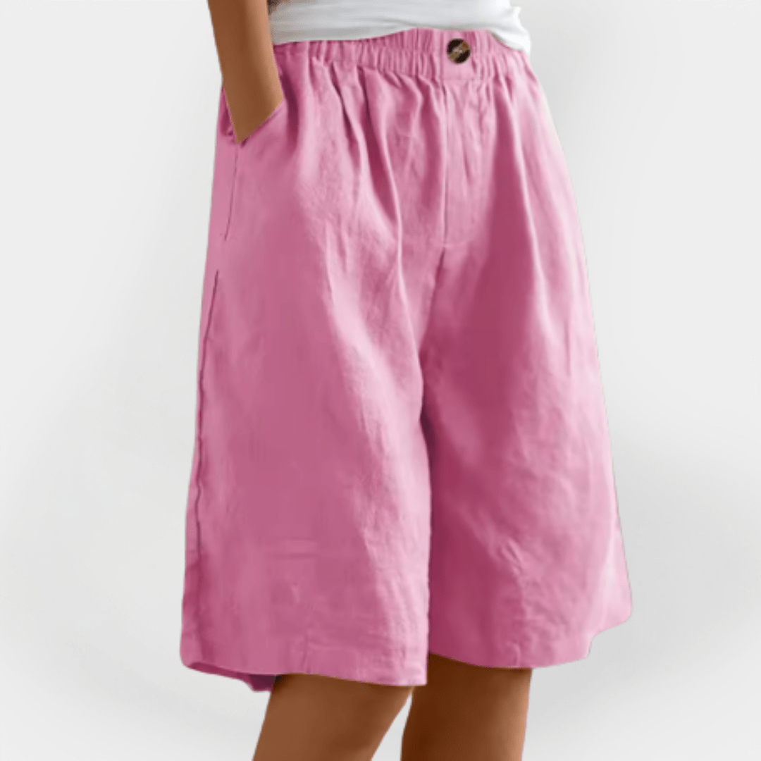 Bagfra billede af dame sommer shorts, der viser den behagelige løse pasform og et rent design.